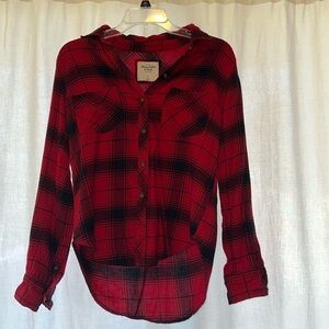 Abercrombie red and black plaid long sleeve
Size small